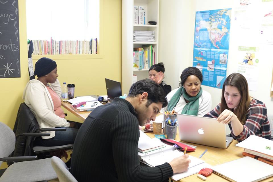 L'École des parents est un projet soutenu par la Table, afin d'encourager la réinsertion scolaire ou professionnelle des parents et par conséquent, d'influencer la persévérance scolaire de leurs enfants.